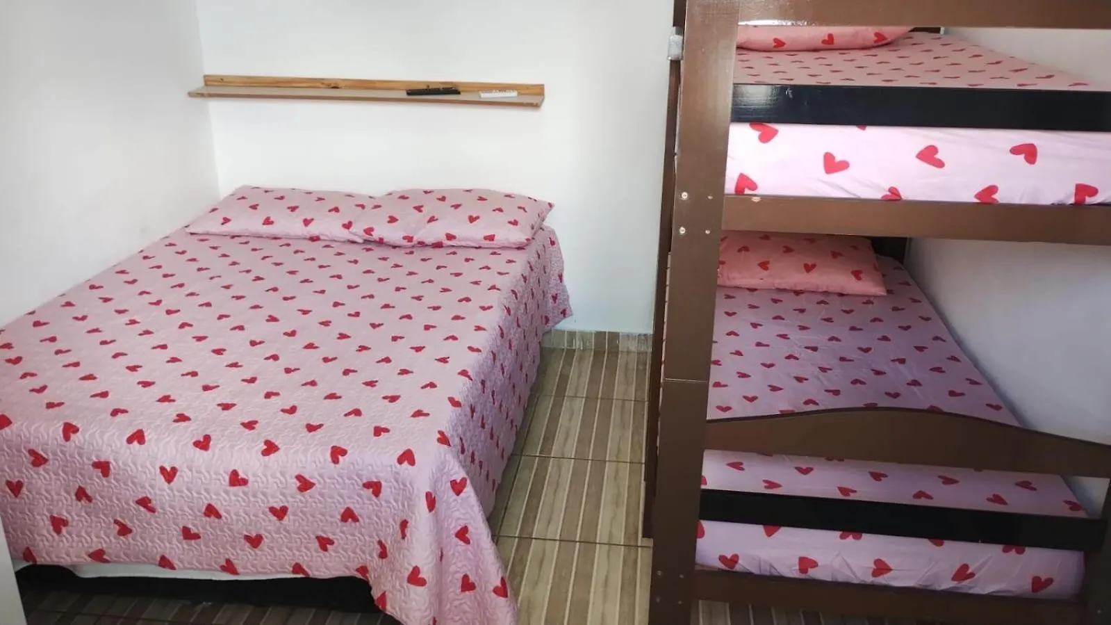 Quarto família com cama de casal e beliches na Pousada do Léo